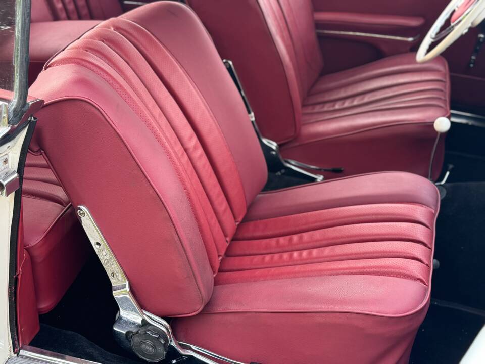 Image 30/132 of Mercedes-Benz 220 SE b (1963)