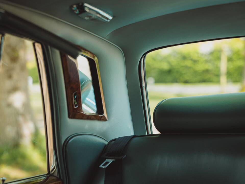 Image 18/42 of Rolls-Royce Silver Shadow II (1977)