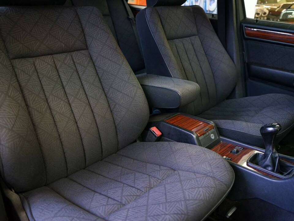Image 14/33 of Mercedes-Benz E 300 Diesel (1994)