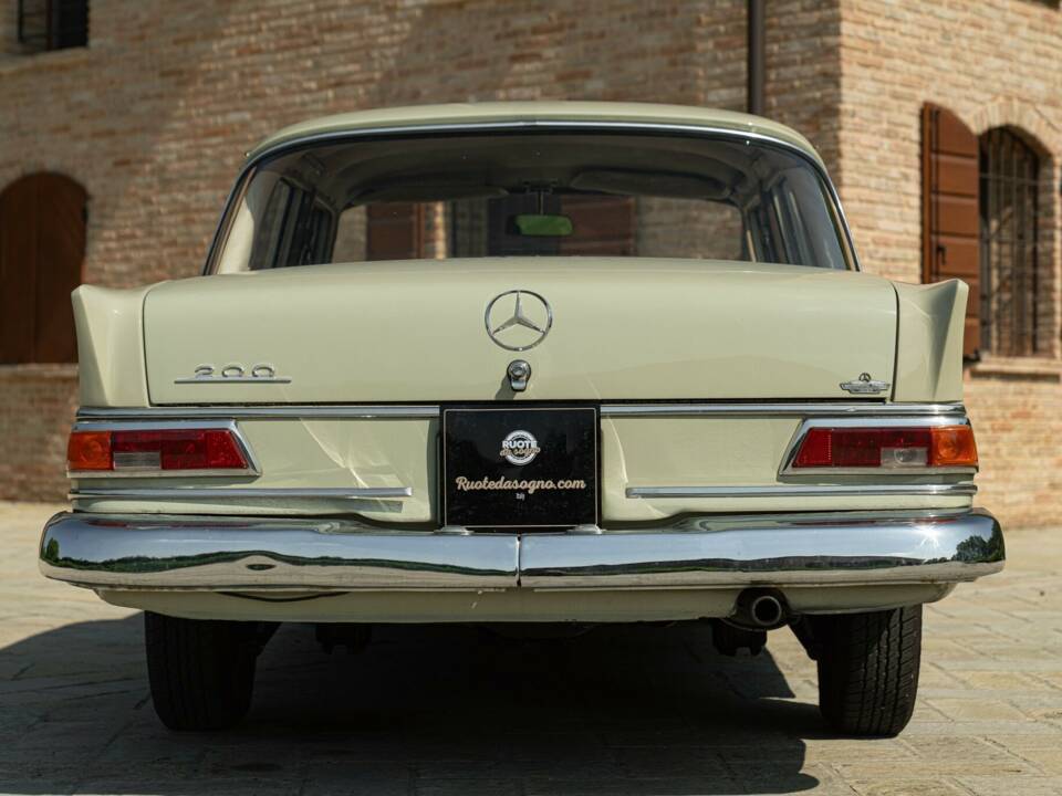 Bild 8/50 von Mercedes-Benz 200 (1966)