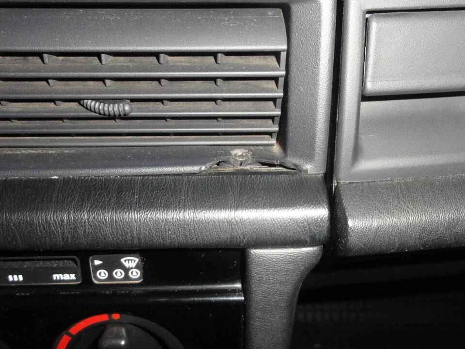Image 62/137 of Mercedes-Benz 190 E 1.8 Avantgarde &quot;Rosso&quot; (1992)