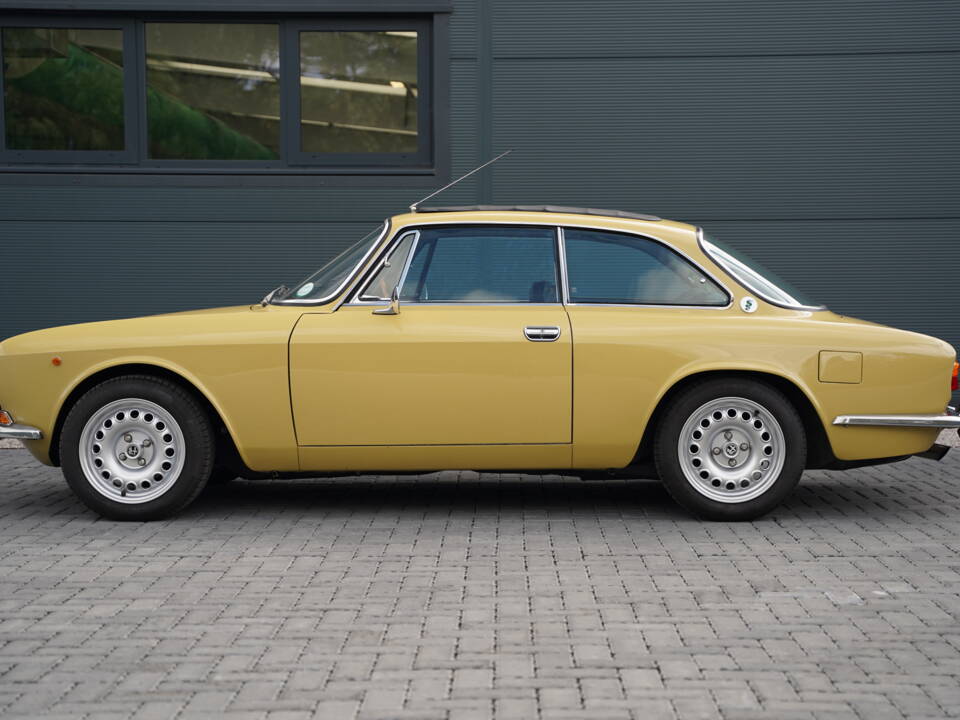 Bild 6/50 von Alfa Romeo 2000 GT Veloce (1975)