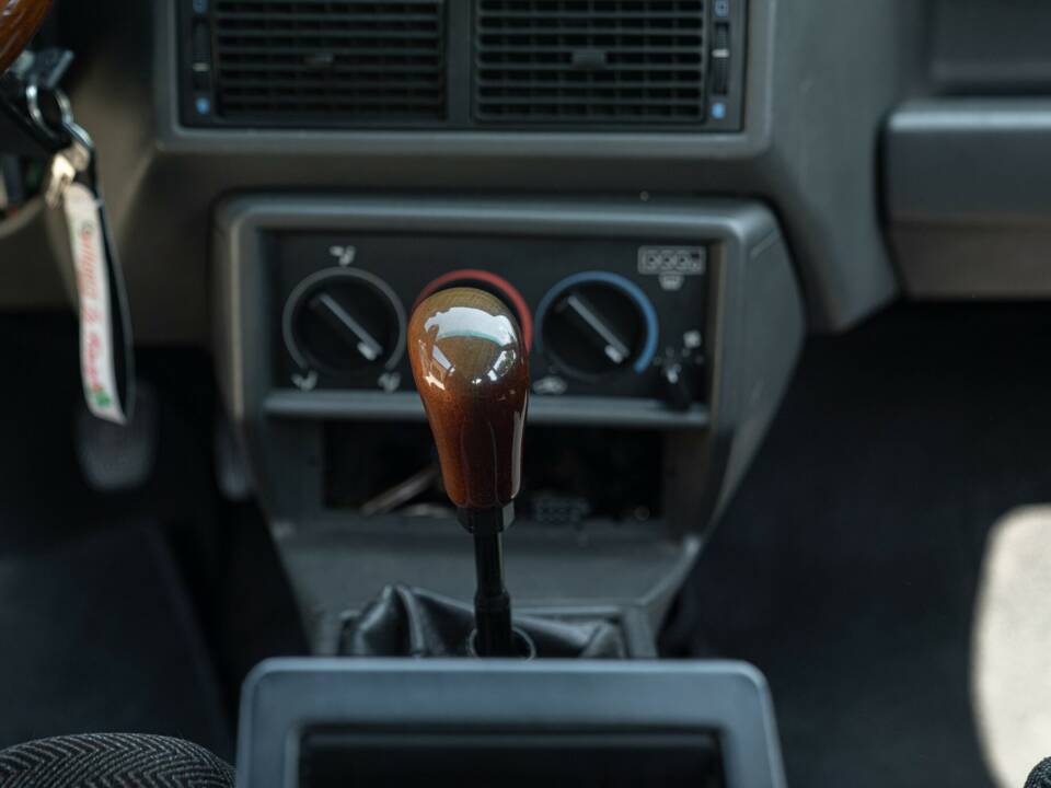 Bild 42/50 von Alfa Romeo 75 2.0 Twin Spark (1989)