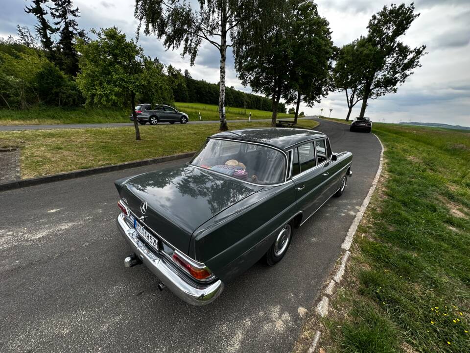 Image 4/13 of Mercedes-Benz 230 (1967)