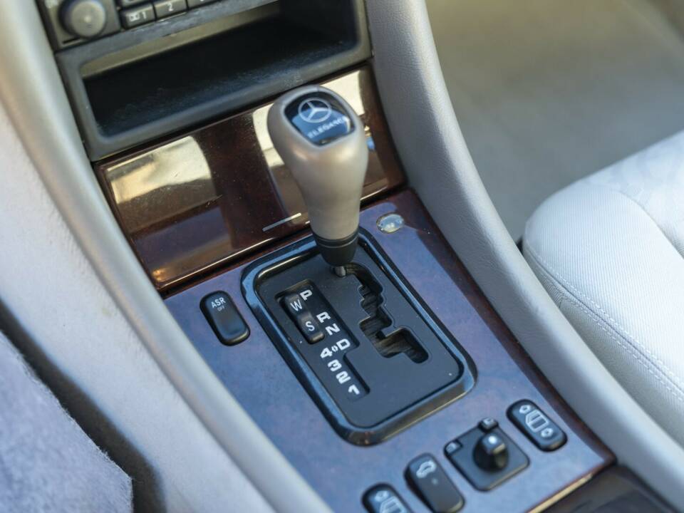 Image 40/50 of Mercedes-Benz CLK 200 (1997)