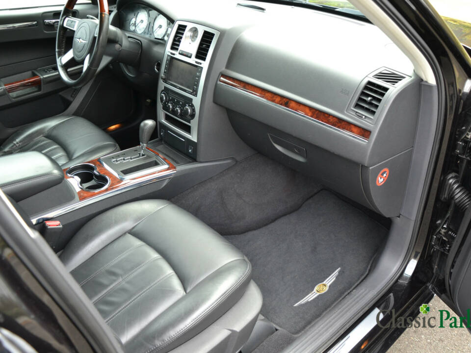 Image 23/50 of Chrysler 300 C SRT8 (2010)