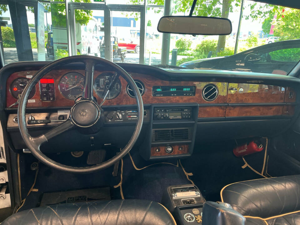 Image 7/23 of Rolls-Royce Corniche I (1984)