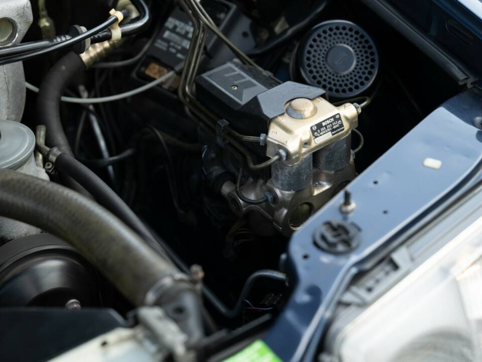 Bild 57/79 von Mercedes-Benz 200 CE (1993)