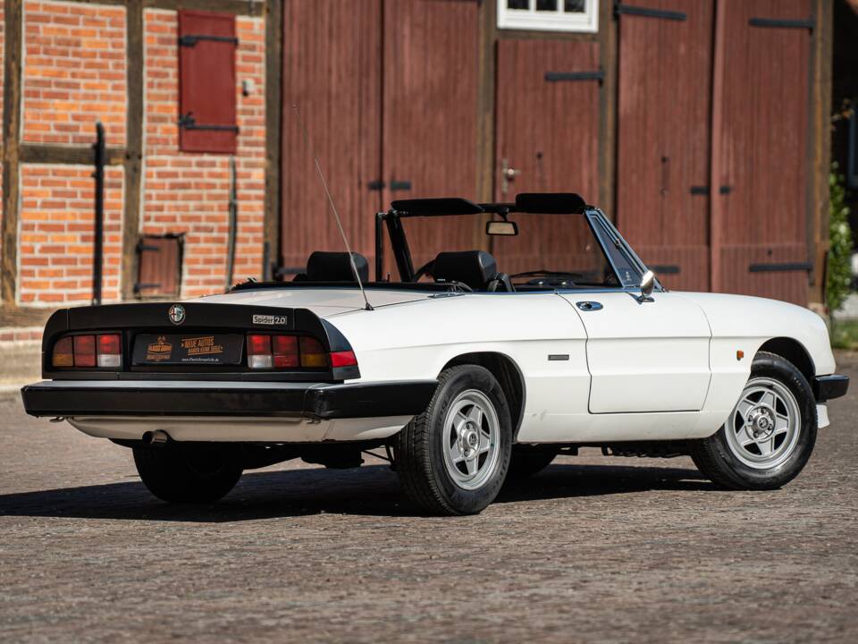 Image 17/40 of Alfa Romeo 2.0 Spider (1987)