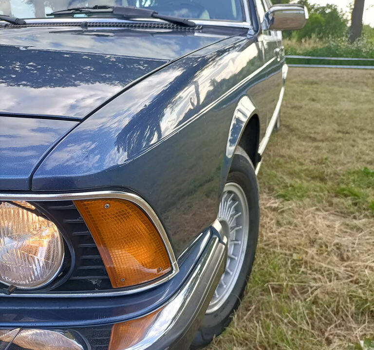 Image 7/8 of BMW 733i (1978)
