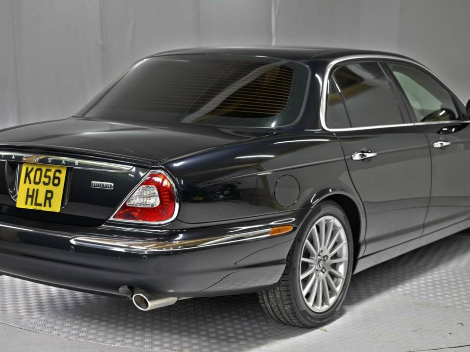 Image 11/50 of Jaguar XJ 8 4.2 (2006)