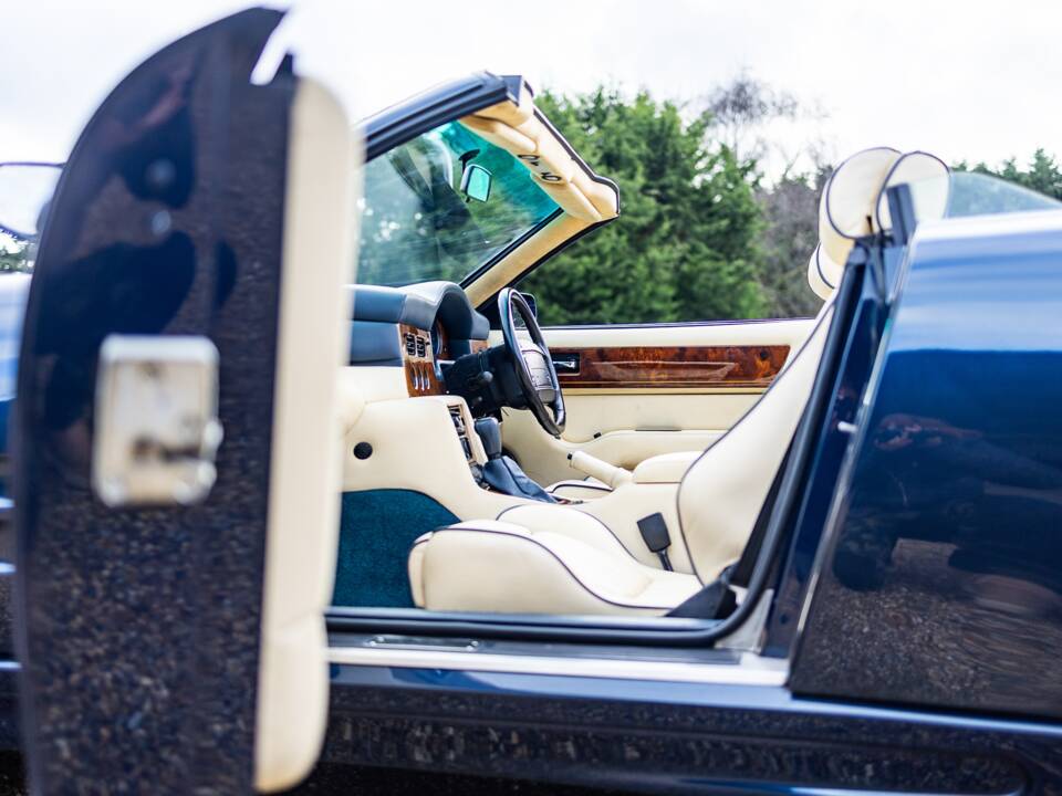 Image 37/50 of Aston Martin Virage Volante (1997)