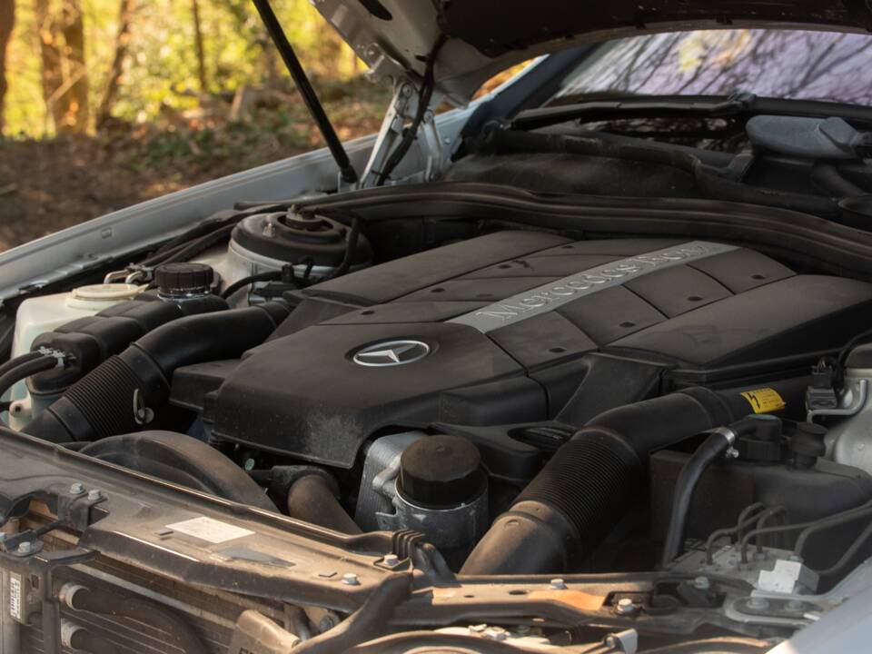 Image 40/50 of Mercedes-Benz CL 500 (2002)