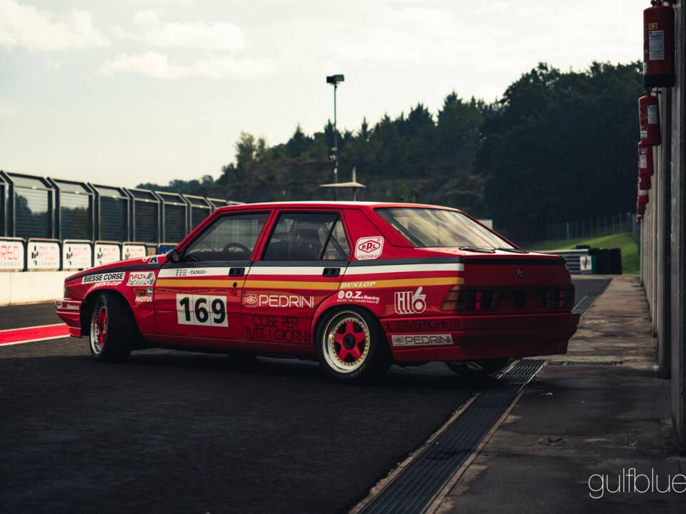 Afbeelding 10/52 van Alfa Romeo 75  2.5 V6 (1986)