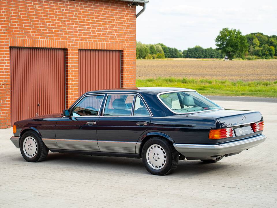Image 3/72 de Mercedes-Benz 500 SEL (1984)