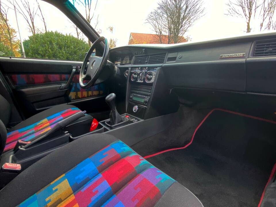Image 17/27 of Mercedes-Benz 190 E 1.8 Avantgarde &quot;Rosso&quot; (1993)
