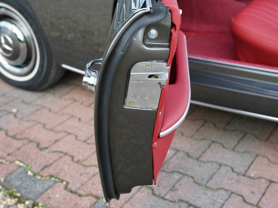 Imagen 28/50 de Mercedes-Benz 190 SL (1960)