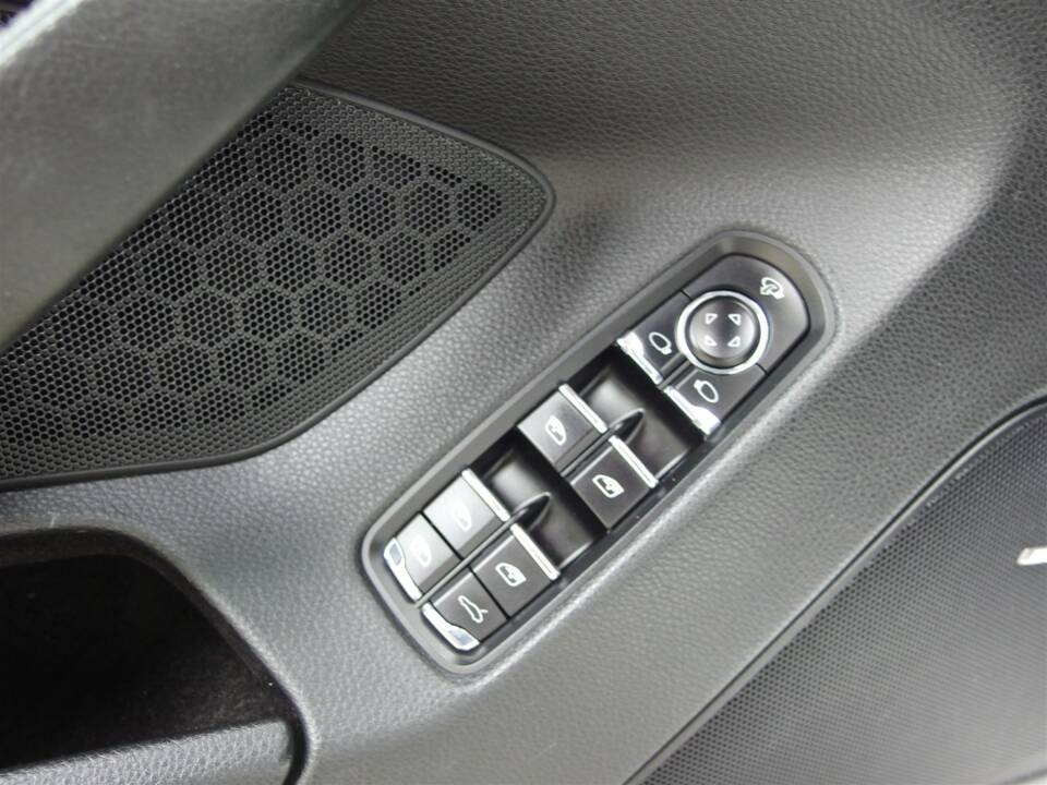 Image 50/98 of Porsche Panamera S (2010)