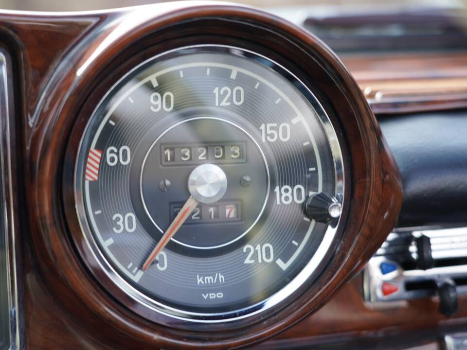 Image 9/13 of Mercedes-Benz 220 SE b (1962)