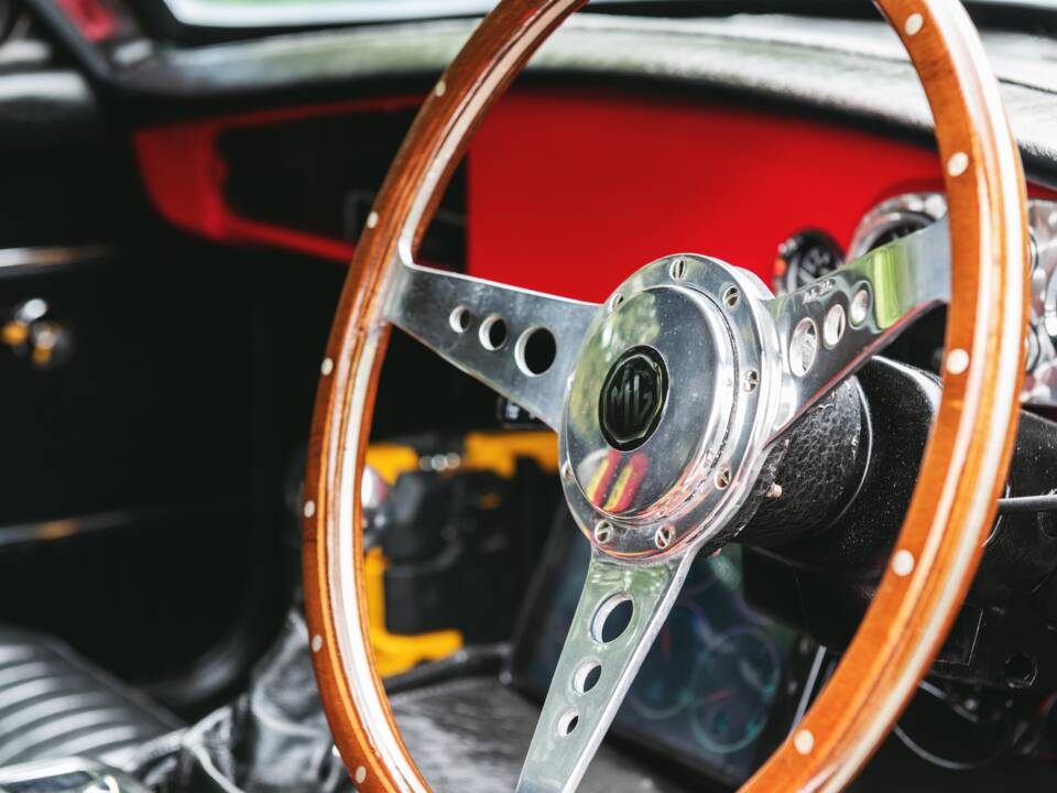 Image 36/50 of MG MGB GT V8 (1977)