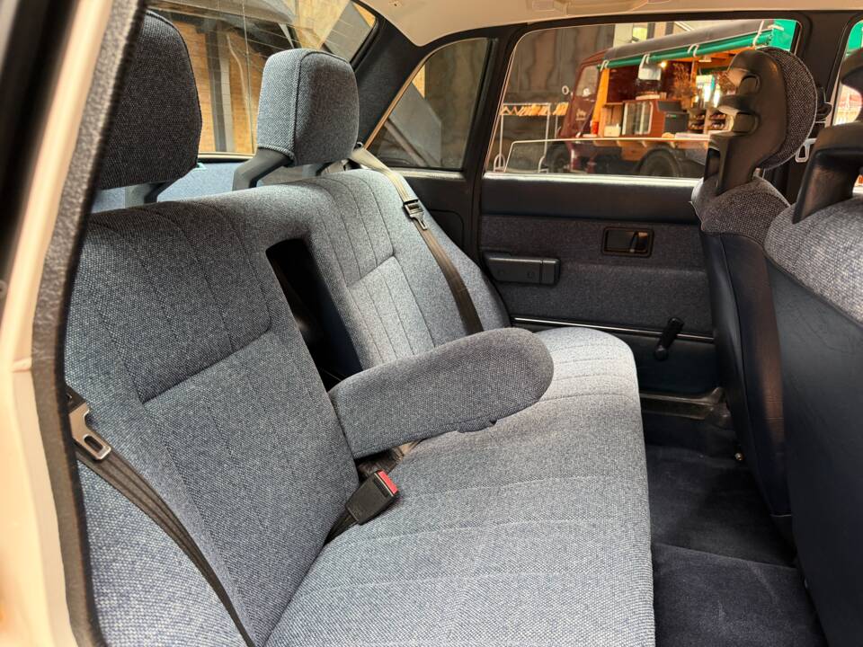 Bild 30/43 von Volvo 240 (1989)
