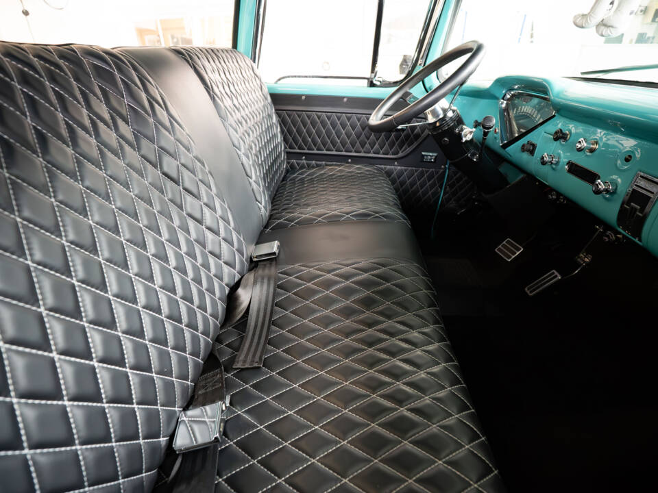 Image 18/38 of Chevrolet Apache Stepside (1958)