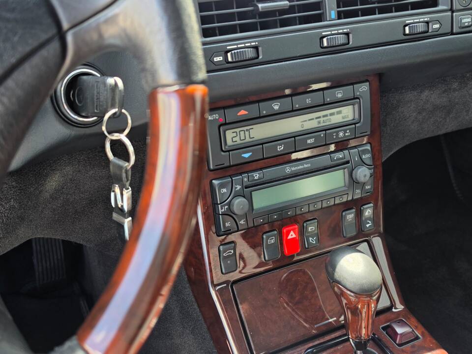 Image 30/100 of Mercedes-Benz SL 500 (1999)