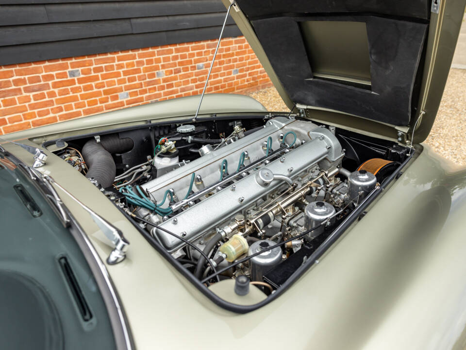 Immagine 49/57 di Aston Martin DB 6 Volante (1969)