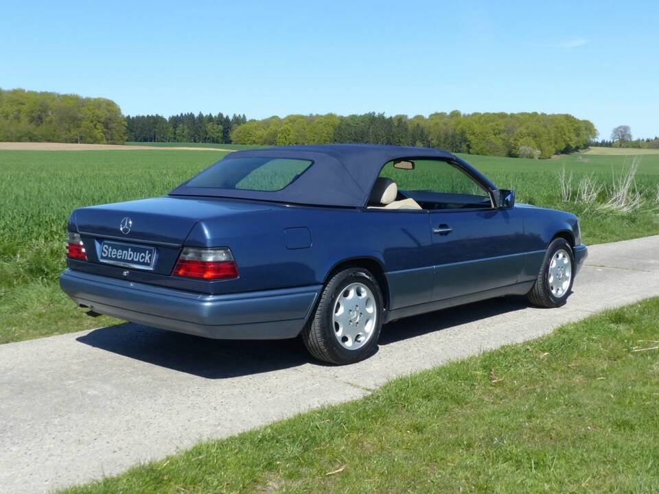 Mercedes-Benz E 220 Cabriolet (C 124) nachtblau 1994
