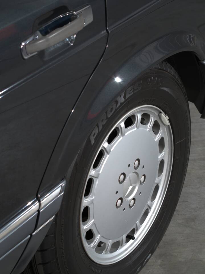 Image 17/52 of Mercedes-Benz 560 SEL (1988)
