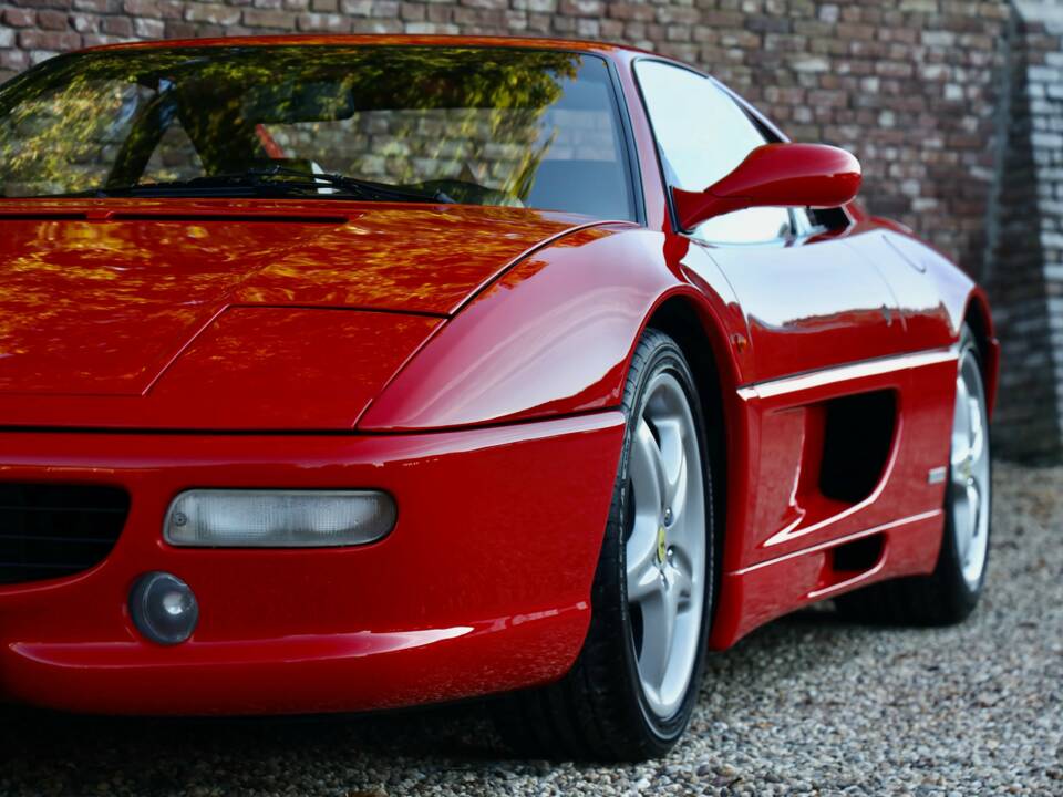 Image 23/50 de Ferrari F 355 Berlinetta (1996)