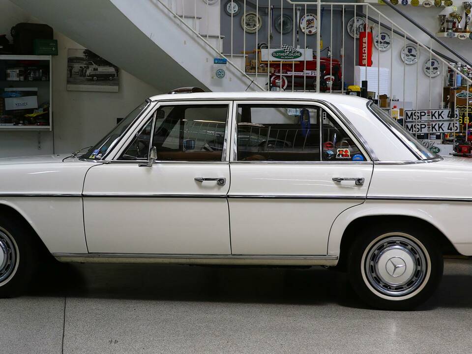 Image 5/15 of Mercedes-Benz 200 (1971)