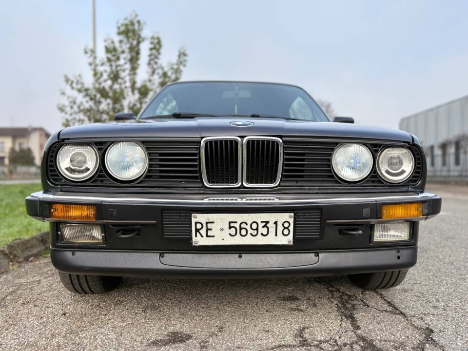 Image 21/27 de BMW 320i (1989)