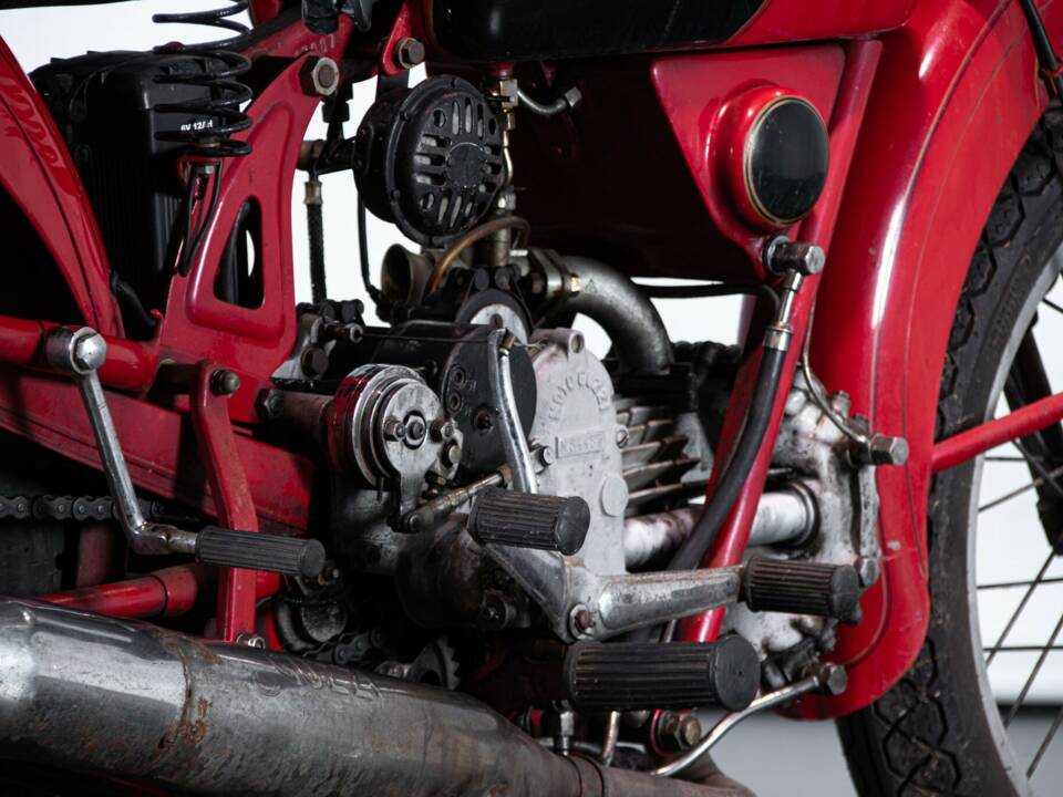Image 24/50 de Moto Guzzi 250 SS (1950)