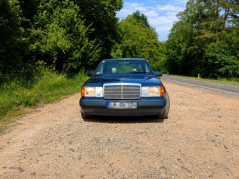 Afbeelding 6/54 van Mercedes-Benz 200 E (1992)