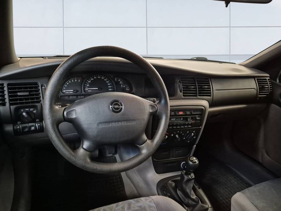 Bild 11/14 von Opel Vectra 1,6 (1996)