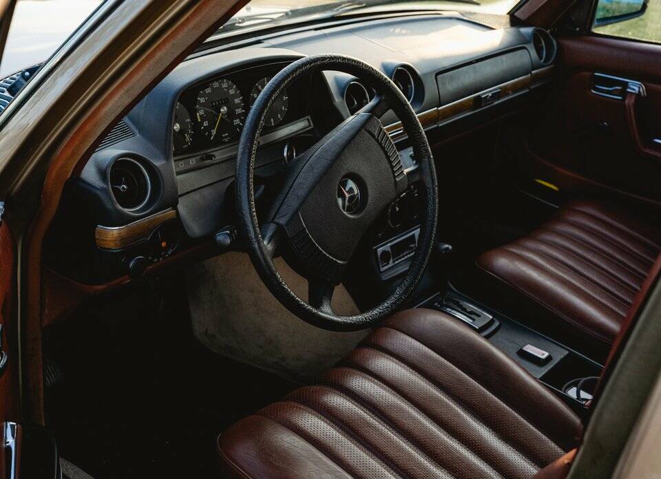 Image 2/8 of Mercedes-Benz 280 E (1976)