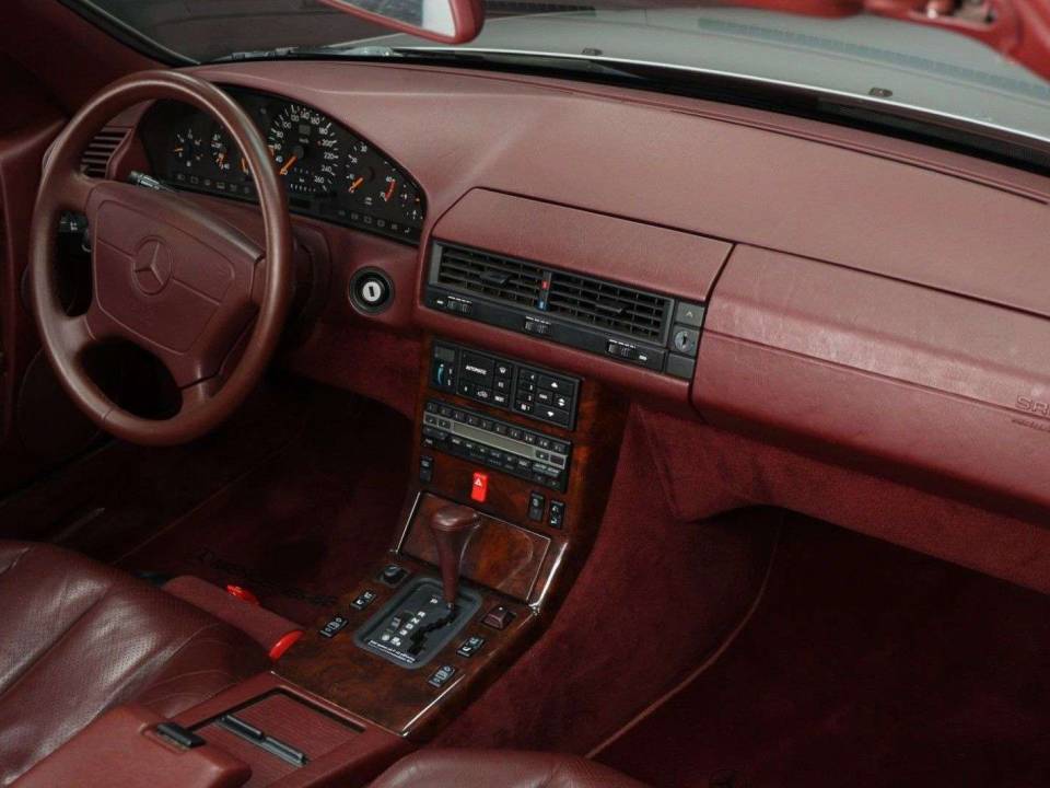 Image 16/30 of Mercedes-Benz 500 SL (1992)