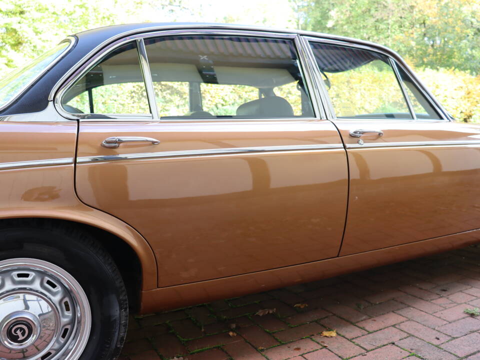 Bild 33/34 von Daimler Double Six Vanden Plas (1975)