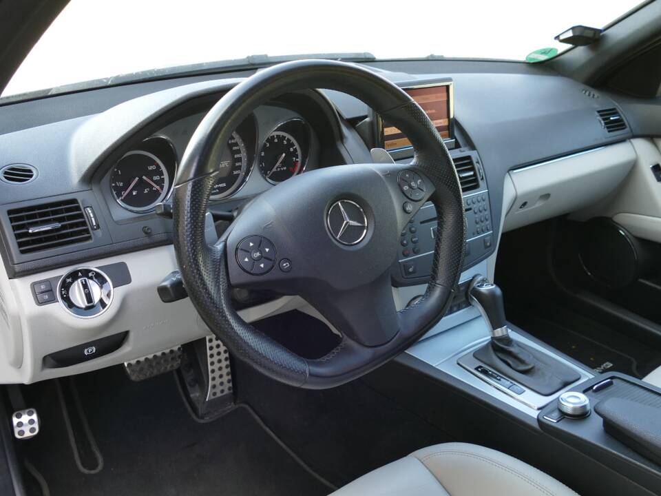 Imagen 12/18 de Mercedes-Benz C 63 AMG T (2010)