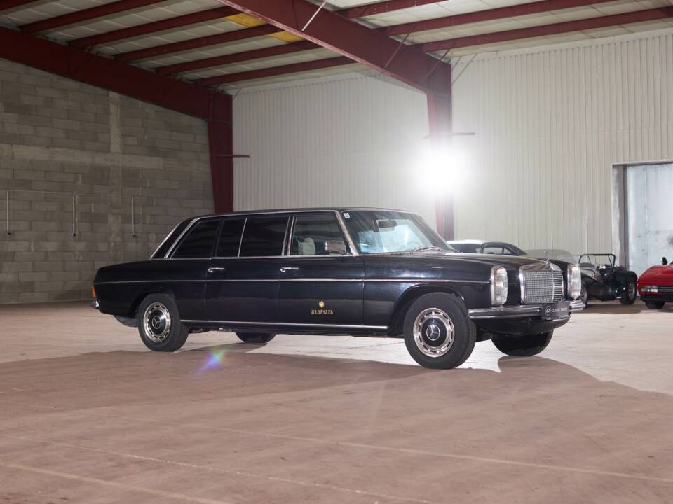 Image 5/64 of Mercedes-Benz 230/6 LWB (1976)
