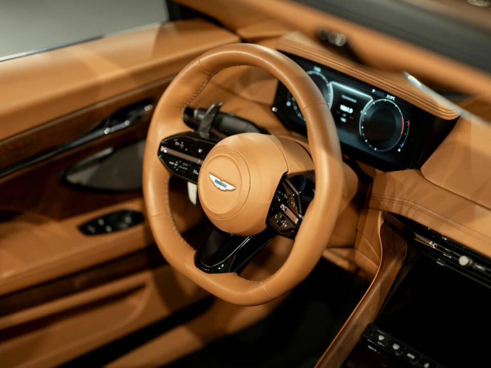 Bild 27/51 von Aston Martin DB12 Volante (2024)