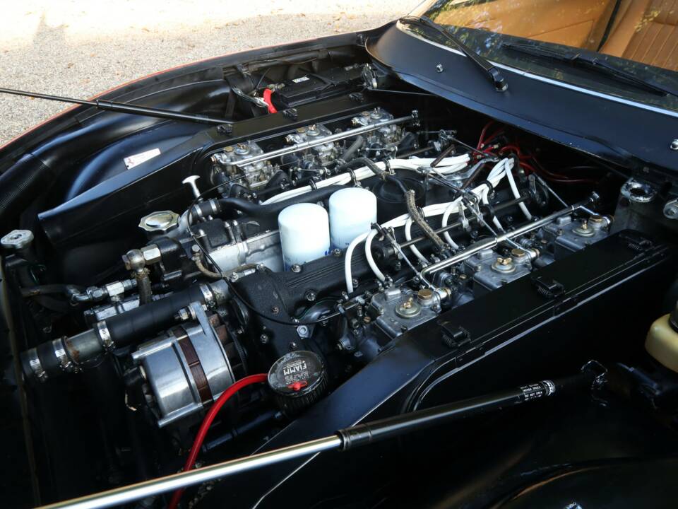 Imagen 40/50 de Ferrari 365 GTC/4 (1972)