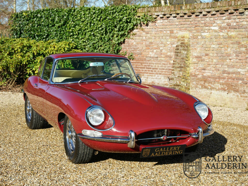 Image 10/50 de Jaguar E-Type (1968)