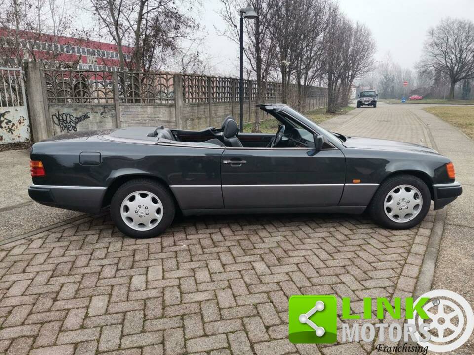 Image 8/9 de Mercedes-Benz 300 CE (1993)
