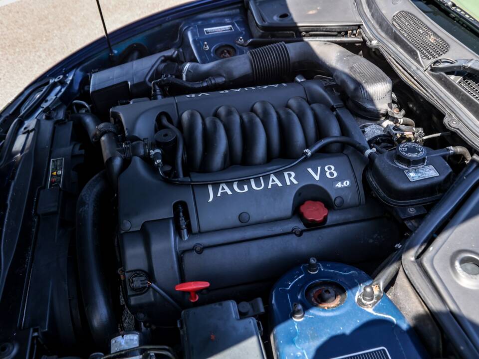 Image 12/36 of Jaguar XK8 4.0 (2001)