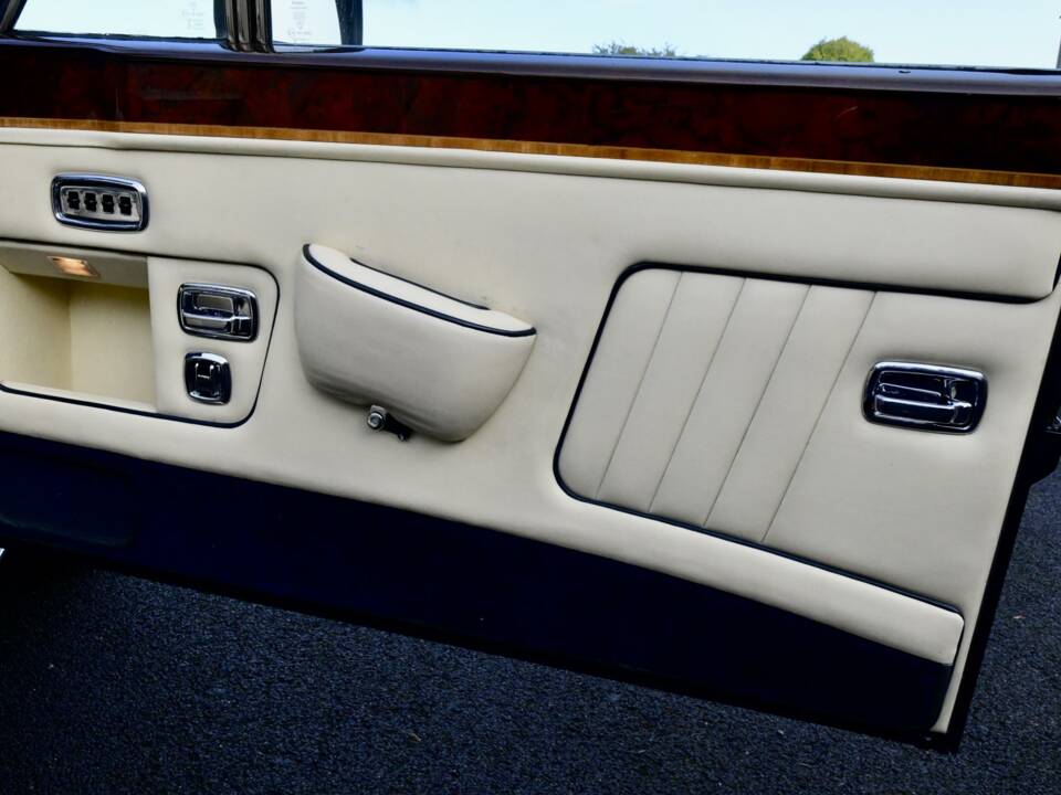 Image 44/50 of Rolls-Royce Corniche III (1990)
