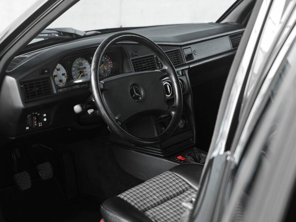 Imagen 29/50 de Mercedes-Benz 190 E 2.5-16 Evolution II (1990)