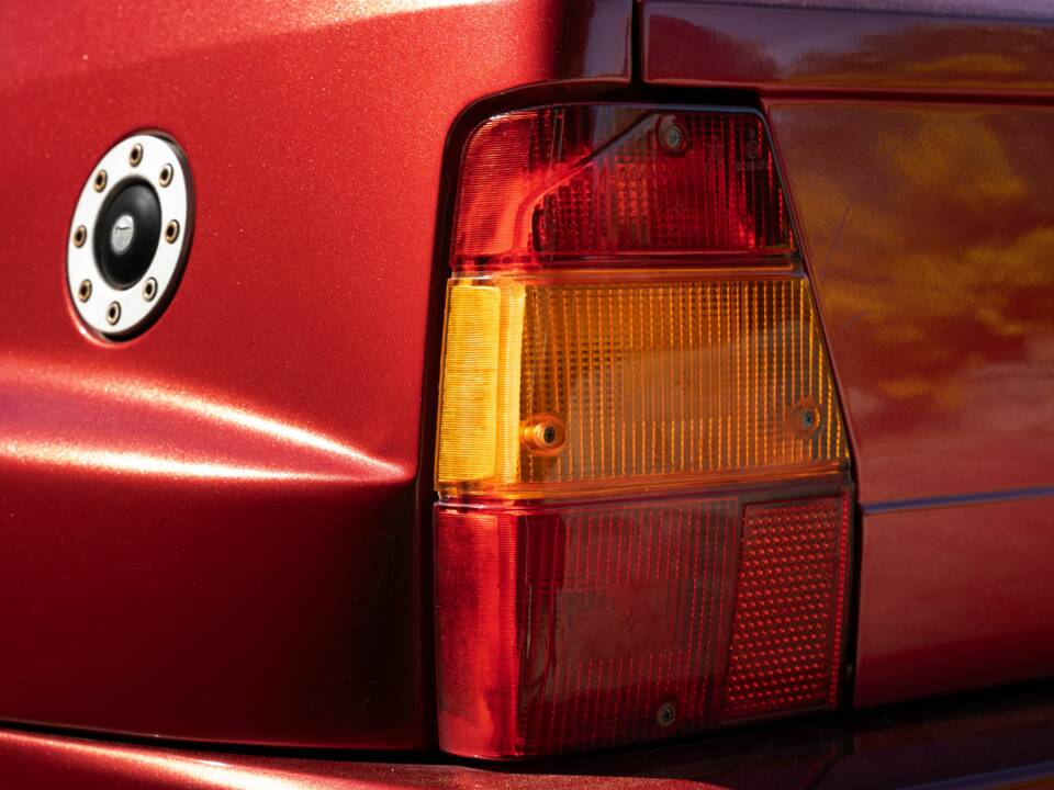 Image 52/63 of Lancia Delta HF Integrale Evoluzione II (1994)