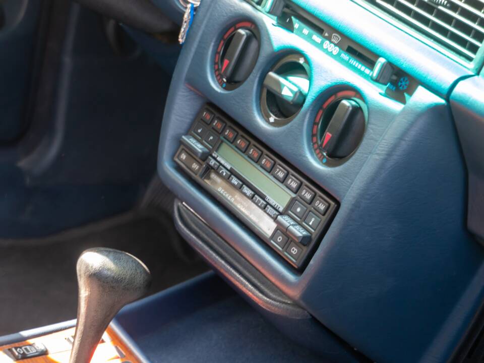 Bild 9/69 von Mercedes-Benz 190 E (1988)
